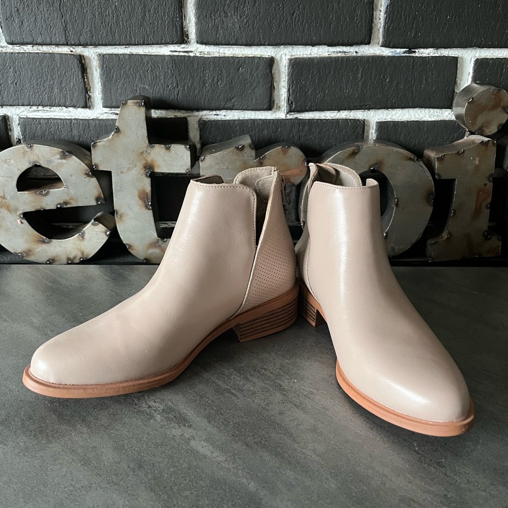 NWOT Serra Beige Ankle Booties